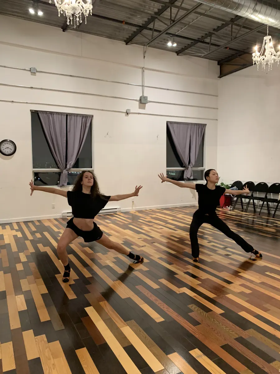 Des danseuses sous les lustres de cristal